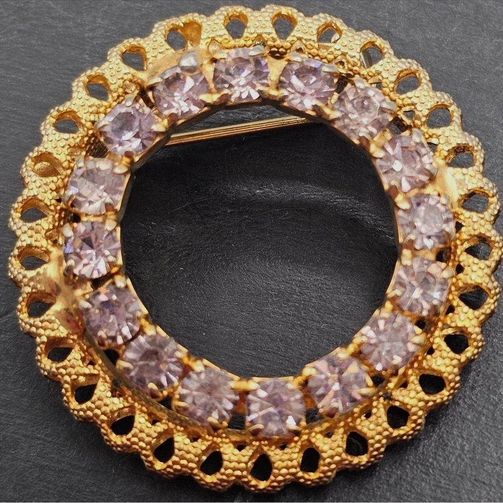 Vintage Purple Rhinestone Brooch Gold Tone Circle‎ Wreath 1.25